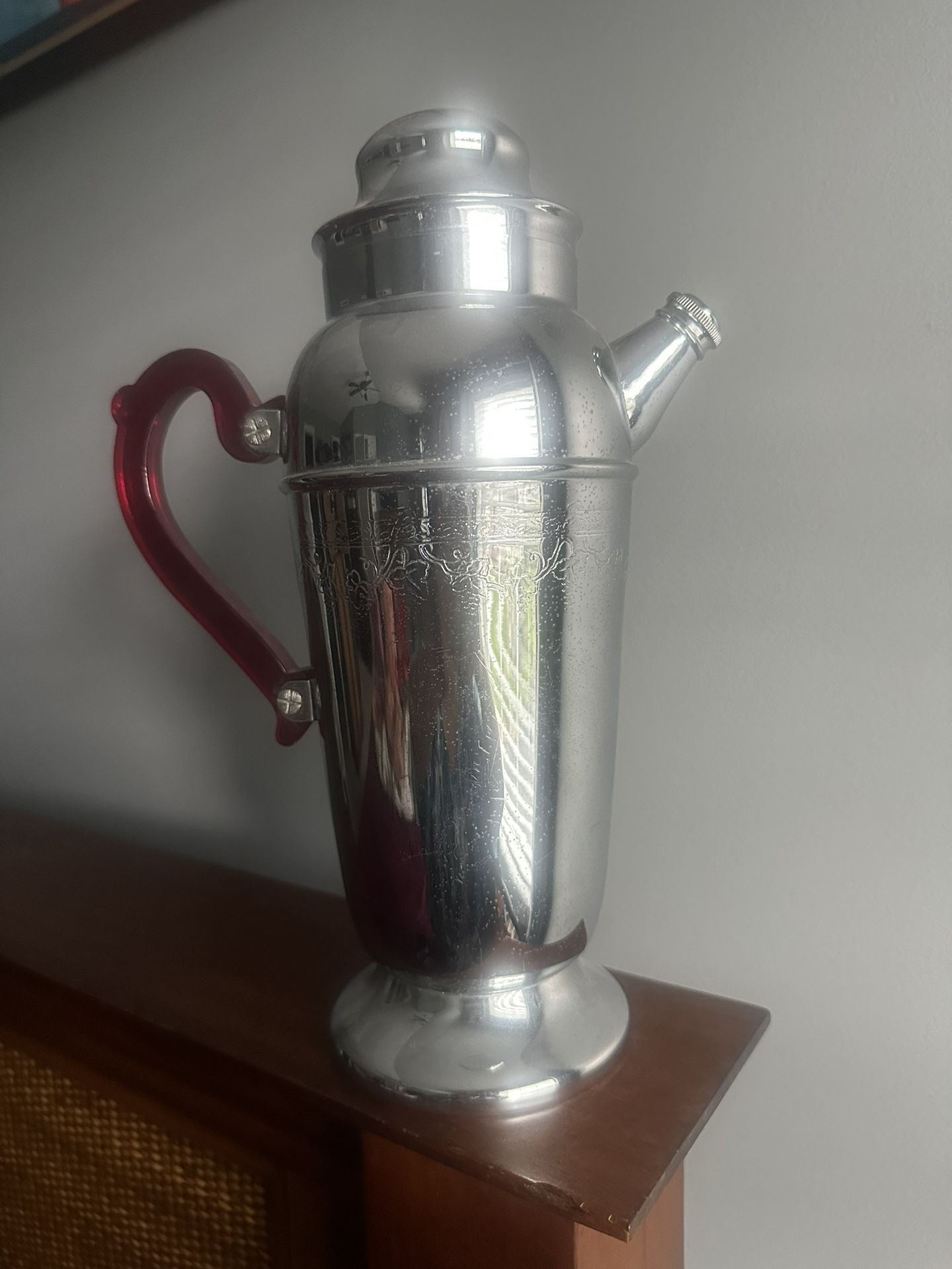 Vintage Art Deco Chrome Cocktail Shaker with Red Bakelite Handle. Collectible