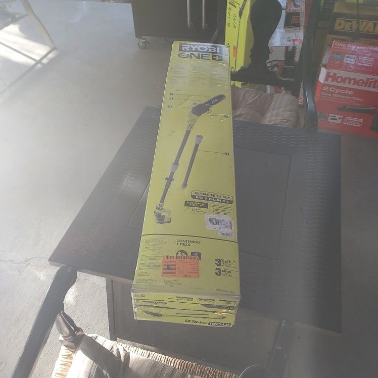 RYOBI
ONE+ 18V 8 in. Cordless Battery
Pole Saw with 1.3 Ah Battery
and Charger