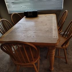 Kitchen Table/ 5 Chairs