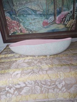 Vintage Shawnee USA Pink Planter.. Marbach and 410 at 78227 or 1604