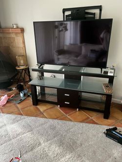 📺 TV LG + Modern Glass TV Stand – $170 for both!