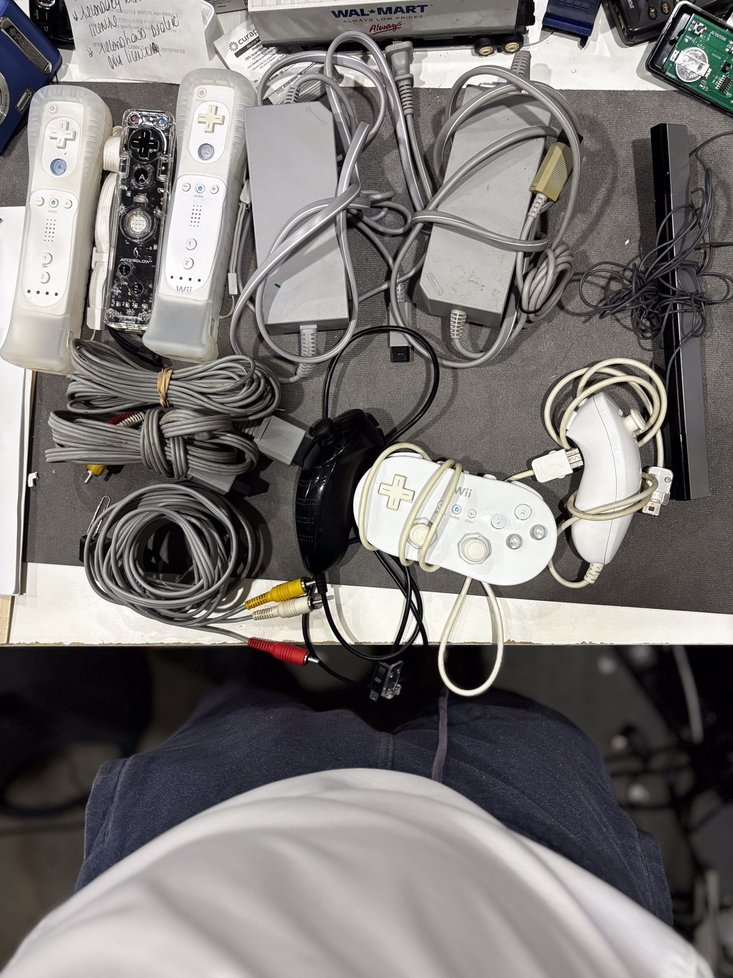 🎮 Nintendo Wii Bundle – Controllers, Cables, and Accessories 💥