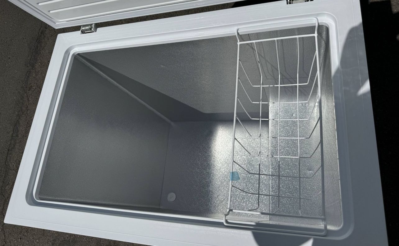 Deep Chest Freezer Works Great With Light I Offer Delivery