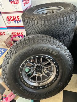 Vendo set de rines nuevos 17x9 de ancho de 6-135 lugs con llantas 315/70/R17 las 4 por $940