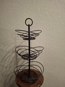 3 TIER METAL FRUIT BASKET(SERIOUS BUYERS ONLY PLEASE 🙏🏻)READ FULL DESCRIPTION BEFORE ASKING PLEASE 🙏🏻 IF IT'S POSTED IT'S AVAILABLE 👀