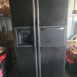 NICE GE BLACK SIDE BY SIDE REFRIGERATOR 9