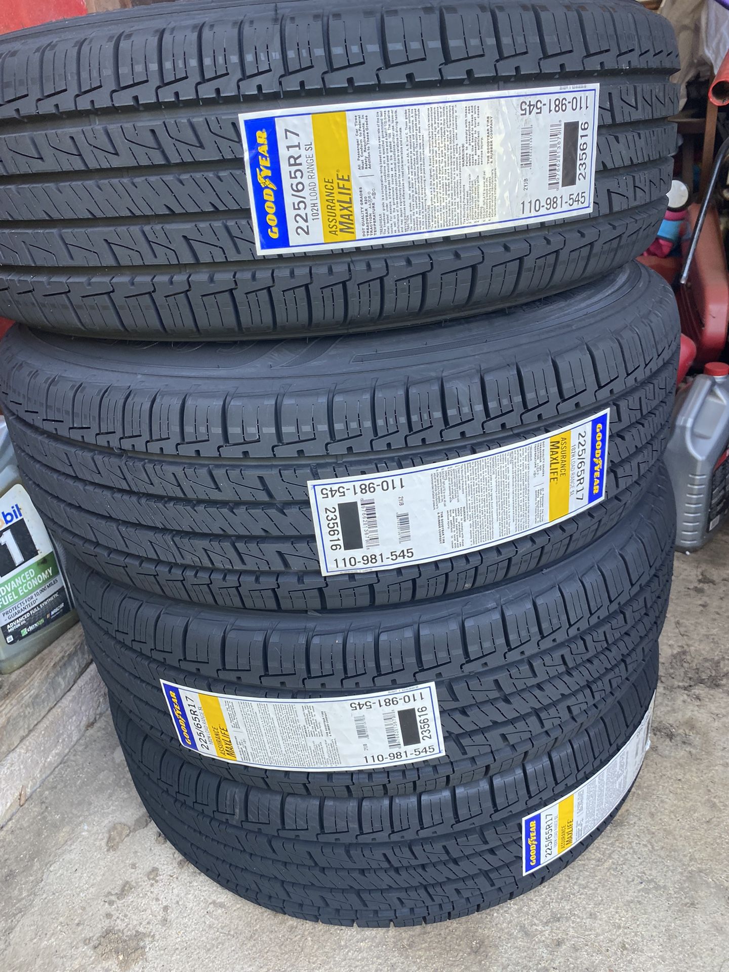 225.65R17 Goodyear Assurance Maxlife Set Of Four Tires 