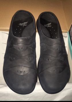 Shoes dansko brand size 8 womens- Never Worn