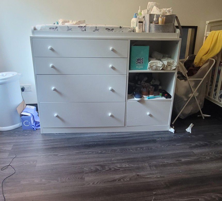 Infant Dresser And Changing Table 