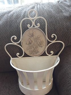 Beautiful neutral color 2 pot holders aluminum new