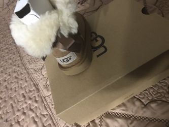 Little girl UGGS size 8