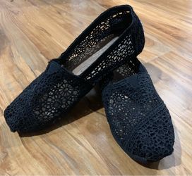 Black lace Toms | Size 6