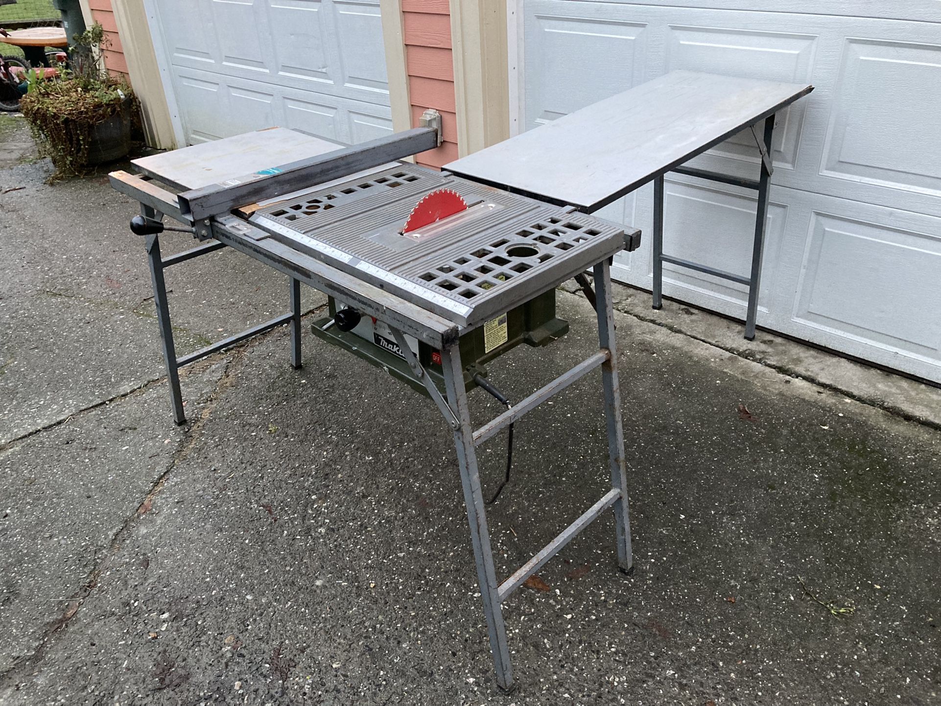 Makita 8 1/4” job site portable table saw with stand and outfeed table