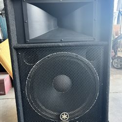 2 Yamaha Speakers