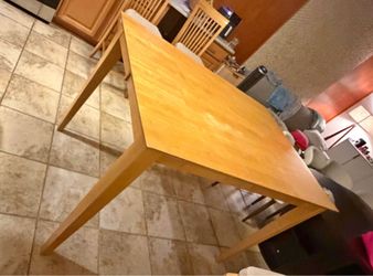 Extendable wooden table excellent condition