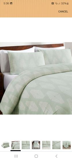 Beautiful 3 piece comforter Size Queen new in bag pick up in pomona $65