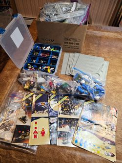 Vintage space lego sets + minifigs + instructions + base plates