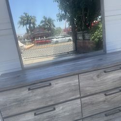 Dresser With Mirror