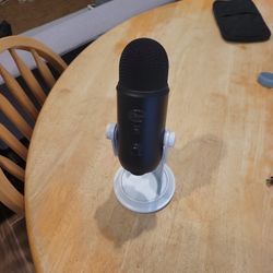 Blue Yeti, Black colored, white stand