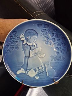 • This is a 1985 Bing & Grøndahl Children's Day collector plate titled "The Magical Tea Party".