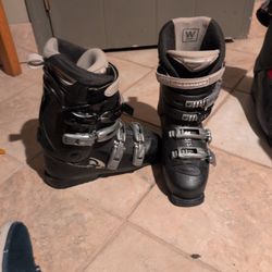 Solomon Ski Boot Size 6 And 1/2 To 7