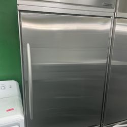 36” in wide 82 height frige kitchen aid use like new perfect working frige 
