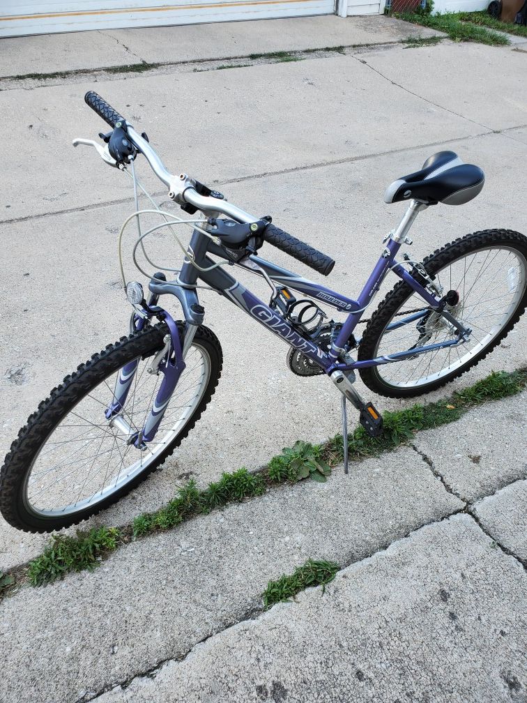 Giant boulder online ladies mountain bike