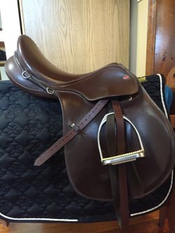 Courbette English Saddle