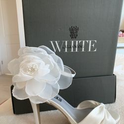 Beautiful Vera Wang Flower satin sandal in Ivory Vera Wang bride