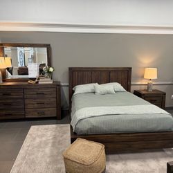 High Quality Bedroom Set In Like New Condition