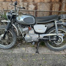 Vintage 1960s Suzuki “Squirt” trail motorcycle – barn find project.