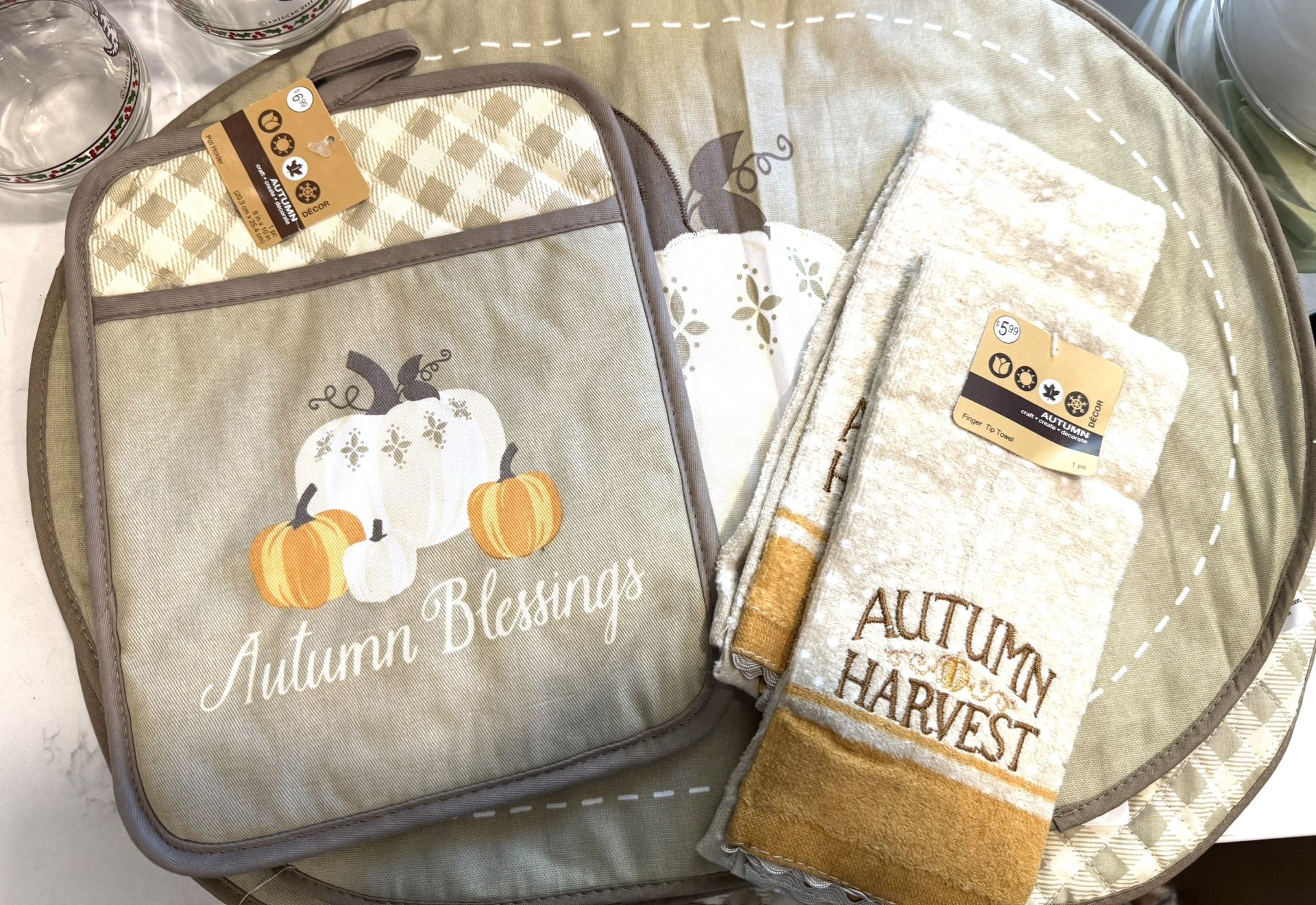 New Autumn Pumpkin Kitchen Linen Lot - 4 Reversible Placemats, 2 Finger Tip Towels & 1 Oven Mitt