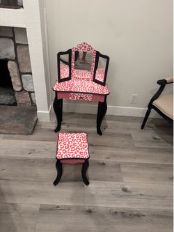 Toddler pink vanity