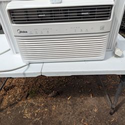 Midea 8000 BTU air conditioner with remote. 2022 model and excellent condition. Thanks for looking. Check out my other items for sale.