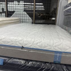 QUEEN SIZE TEMPURPEDIC CLOUD ELITE MATTRESS & BOX SPRING BED SET