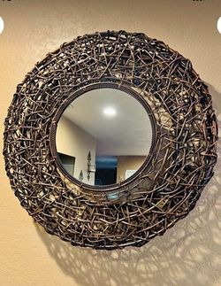 Beautiful Ratten Mirror. Round Mirror. Excellent condition. (Fancy Design)