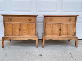 Vintage Thomasville pair of nightstands