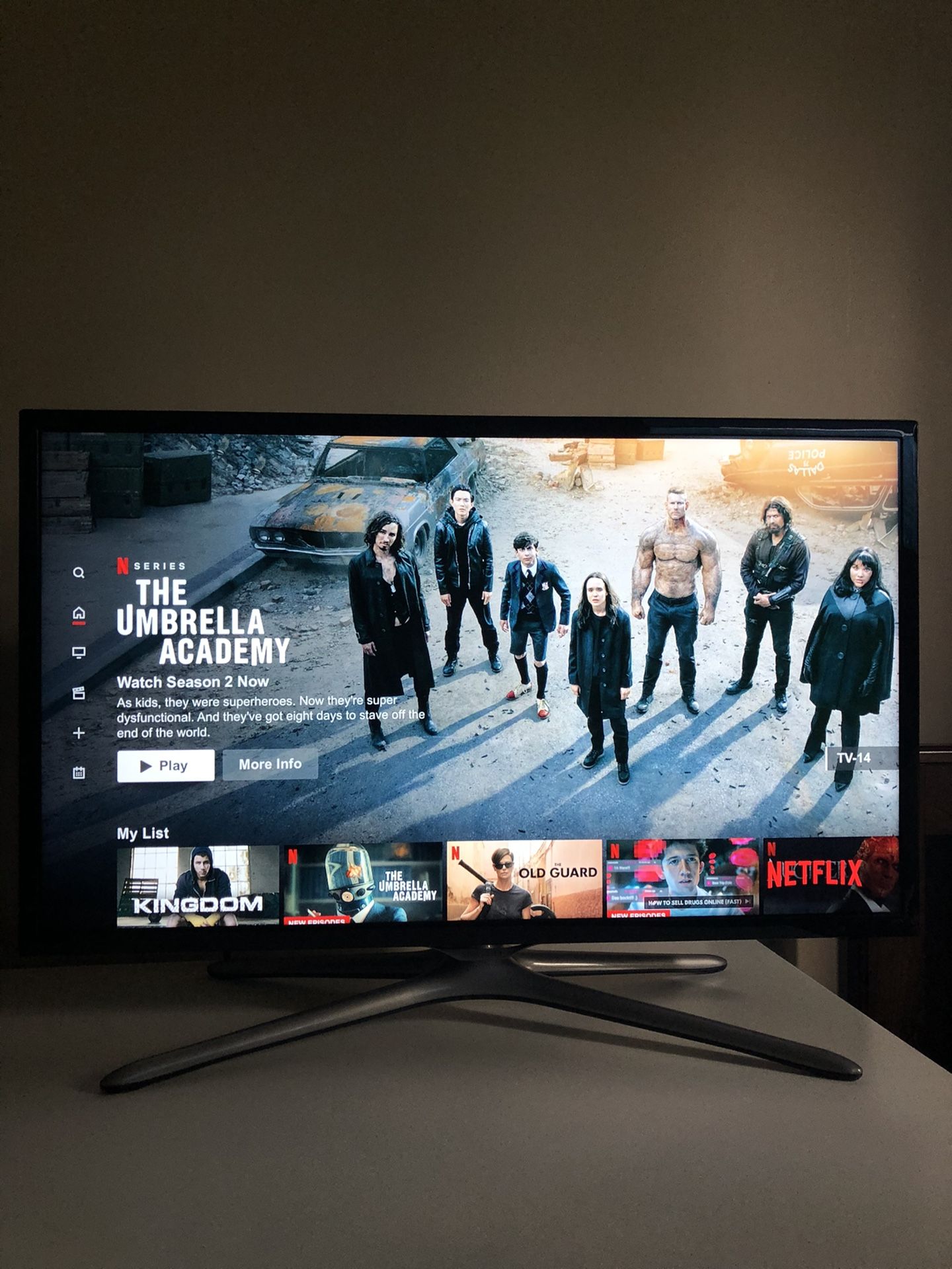 Samsung led 32 inch smart tv Perfect condition. Works like new. Model number: UN32F5500AF