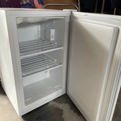  Buy Magic Chef Mini Freezer