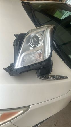 Left Headlight assembly For A 2013 Cadillac Xts