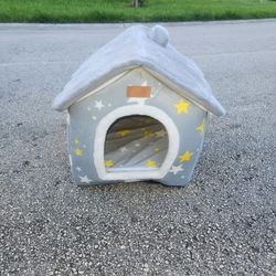 ADORABLE HOUSE PET BED!!!
