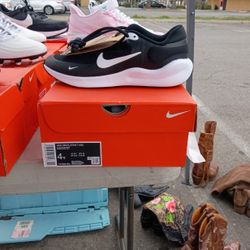 Nike Revalution 4Y Black