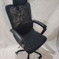 Staples Dexley Ergonomic Mesh Swivel Task Chair in Black. 