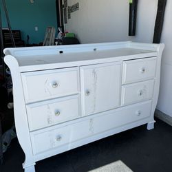 Very Nice Solid Wood Dresser And Changing Table 