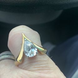 14 karat gold Ring beautiful clear stone.