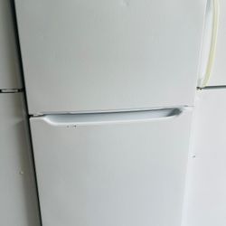 Frigidaire top freezer bottom fridge 