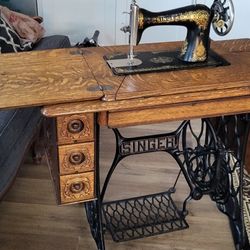 Singer Sewing Machine 