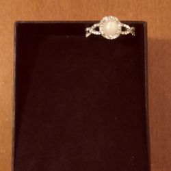 BRAND NEW IN PACKAGE LADIES ROUND WHITE FIRE OPAL IN CZ CRYSTAL CRISS CROSS FLOWER SETTING SILVER TONE RINGS