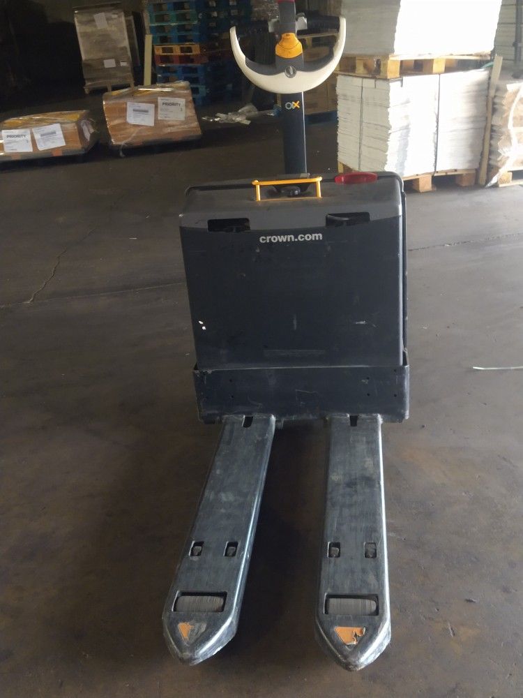 Crown Pallet Jack Electric 