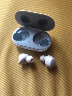 Samsung pods + Charger